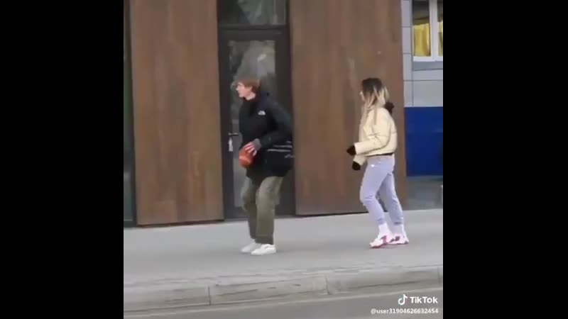 Жестокий прикол над прохожими ;tcnjrbq ghbrjk yfl ghj[j;bvb