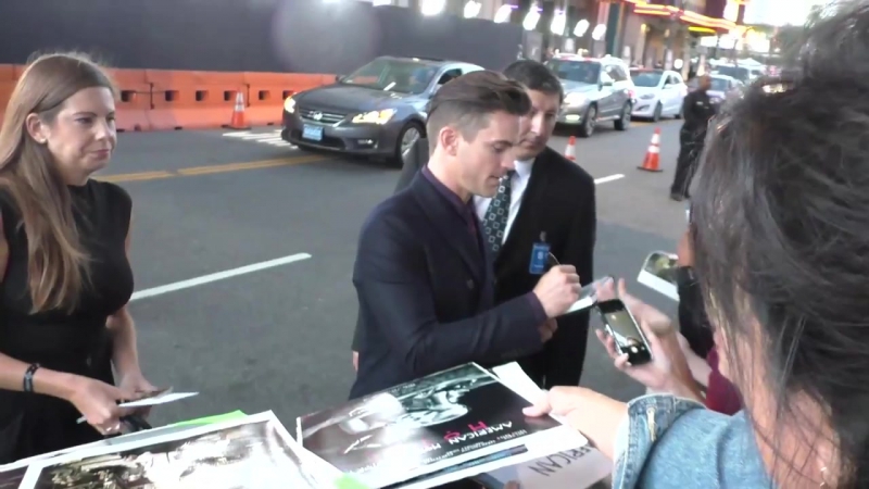 Мэтт бомер прибывает на премьеру «американской истории ужасов отель»