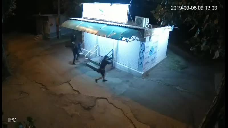 В запорожье 90е петухи подожгли пивной магазин кальмарчик за то что хозяева отказались платить мзду