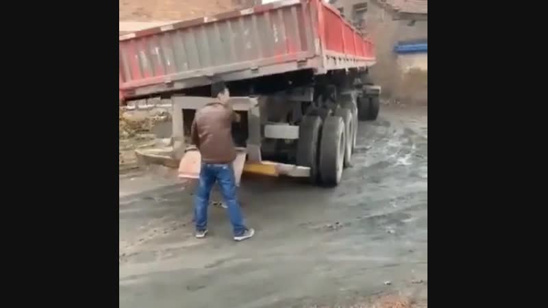 Передвигает прицеп