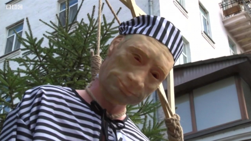 Стычки и акция протеста у здания российского посольства в киеве