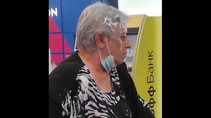 Девушка облила йогуртом кассиршу из за принуждения надеть маску