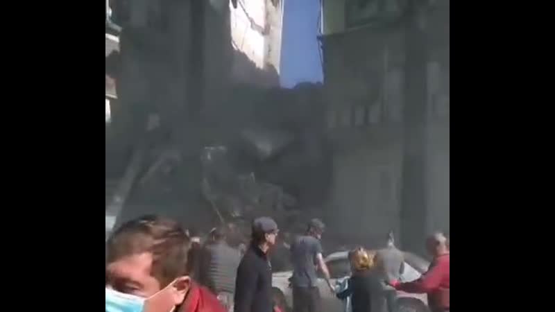 В батуми часть пятиэтажного дома просто рухнула