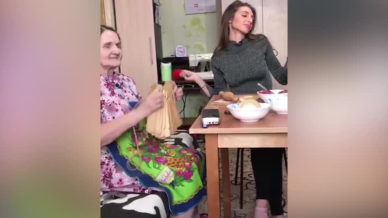 Кристина сисина и уральская бабуля блогерша поют песню про ромашки шеремет и интернет/атн