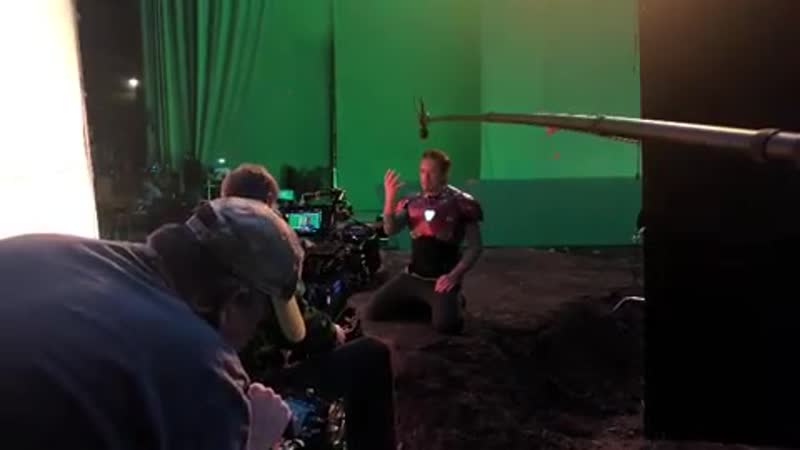 Тони старк щелкает пальцами за кадром (vhs video)