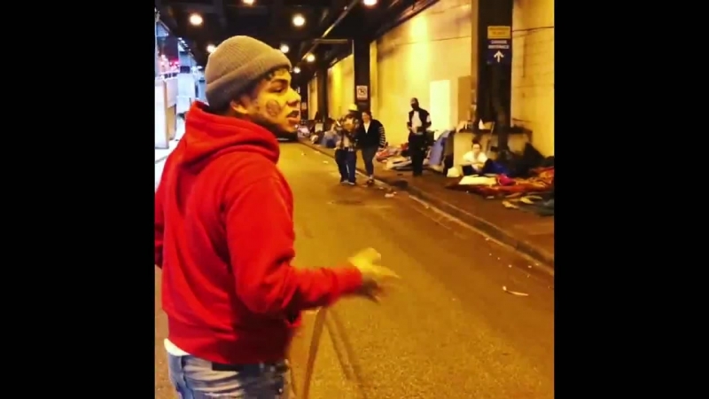 6ix9ine в чикаго раздаёт деньги и еду нуждающимся и троллит lil reese
