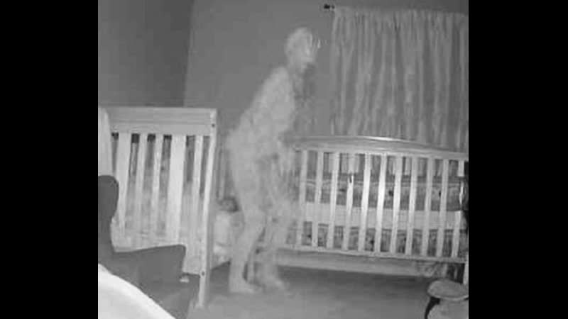 Камера установленная в спальне запечатлела жуткого гуманоида возле кровати со спящим ребенком