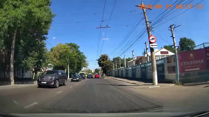 Голая девушка прыгнула на капот водителю в симферополе