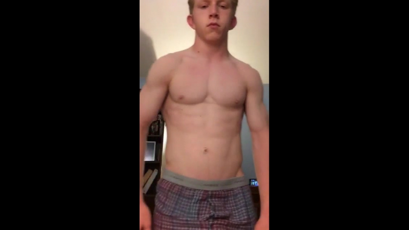 Симпа раздевается