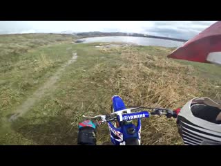 [андрей скутерец] покатушка с пацанами на карьер и перевороты на мото с горы