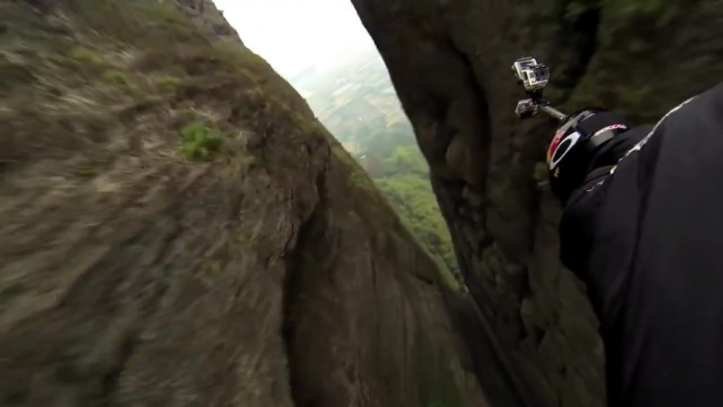 Пролет в вингсьюте между скалами