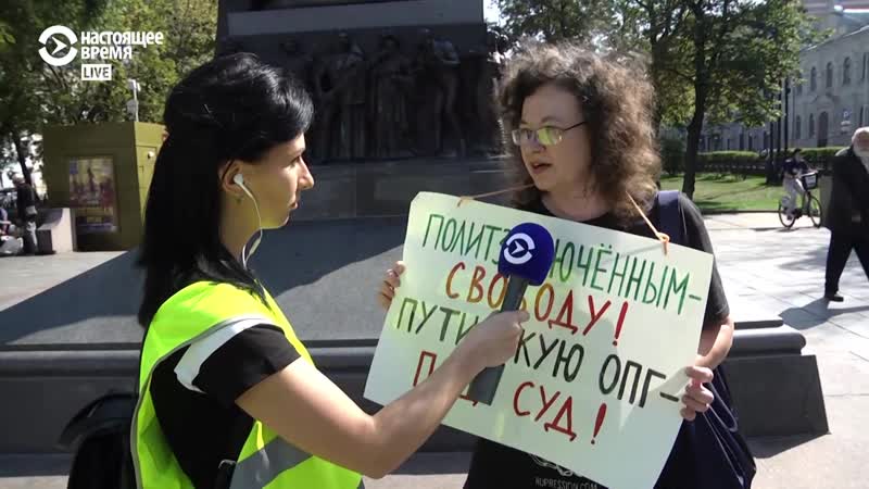 Женщина вышла на одиночный пикет у памятника грибоедову в москве