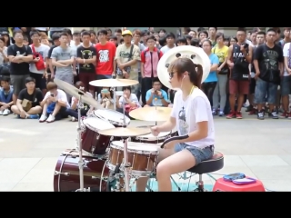 Девушка шикарно играет на ударных gorgeous girl playing the drums