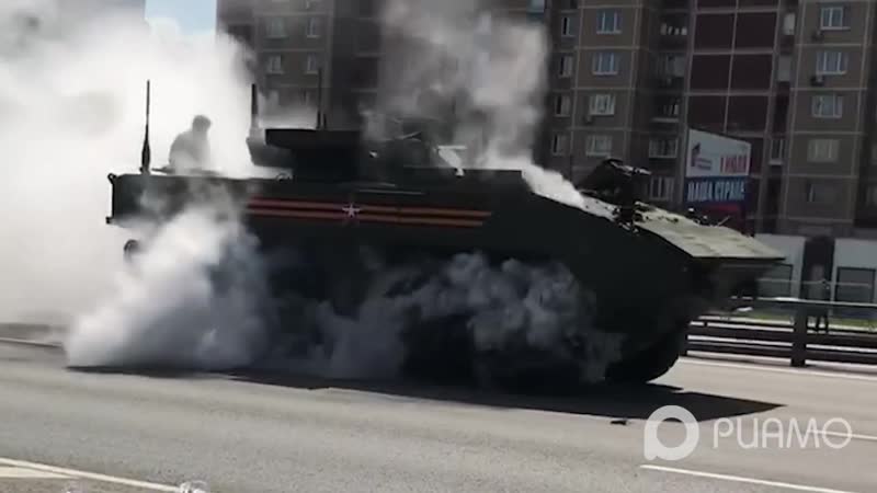 Бтр к 17 "бумеранг" задымился после парада