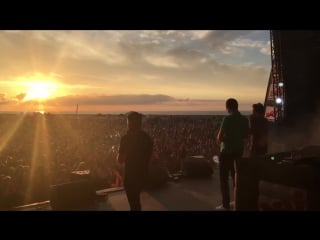 Le public chante "joyeux anniversaire" à amir