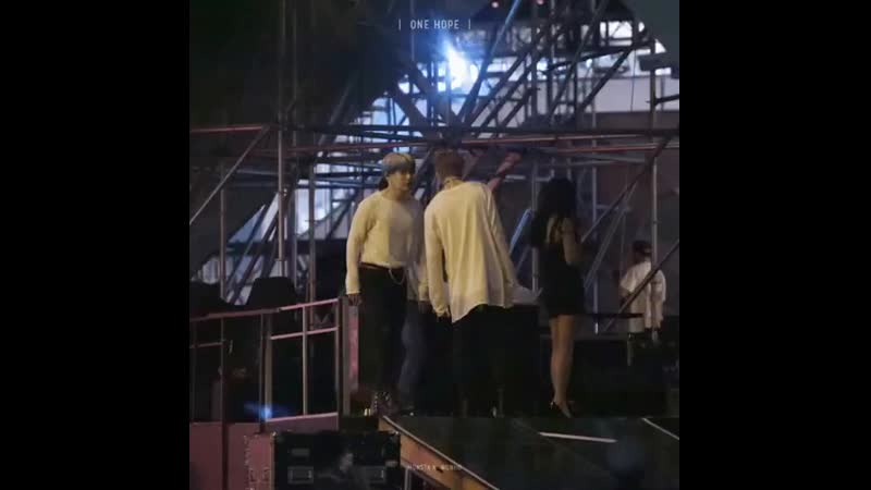 This will never be old lol did wonho kissed hyungwon hyungwonho hyungwon wonho 원호 형원 형원호 이호석 신호석