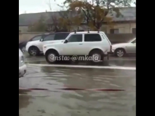 Пожарные машины буксируют заглохщие автомобили из за ливня в махачкале