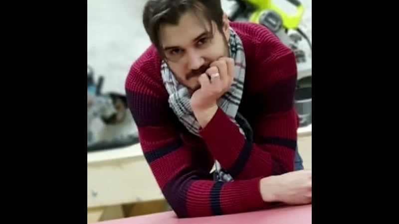 Мужчина делает бдсм девайсы, которые вписываются в обычный интерьер