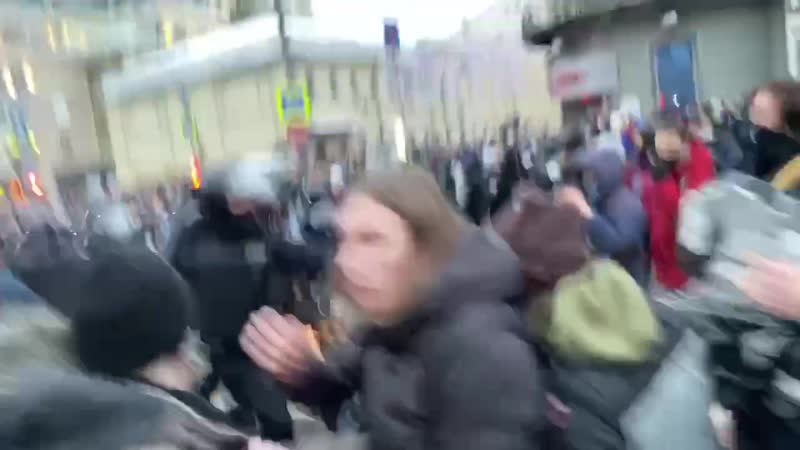 На страстном бульваре начались столкновения участников несогласованной акции и омона 3 часть