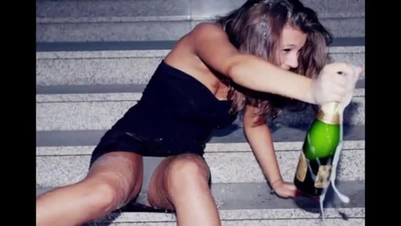 Порно видео: Голые пьяные выпускницы