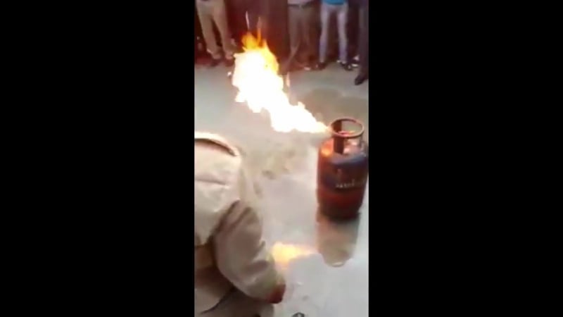 Как потушить горящий баллон с газом (vhs video)
