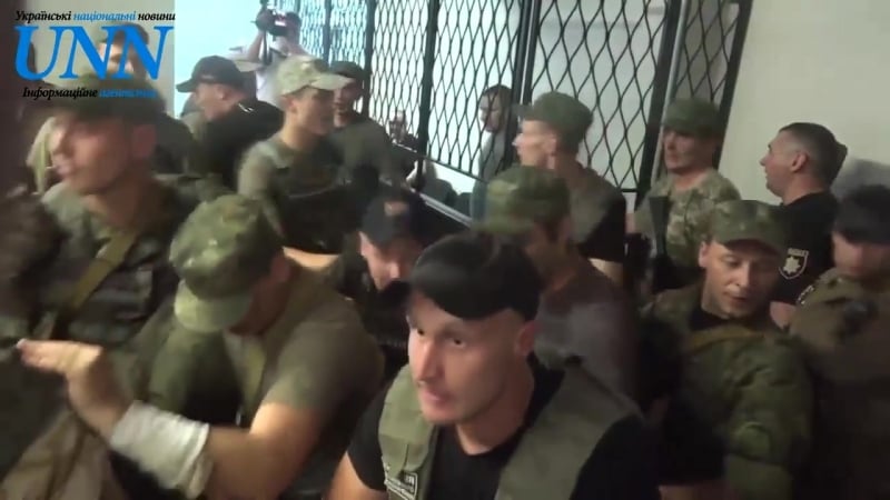 Погрожуючи застосуванням зброї, мусора побили всіх без розбору маріуполь