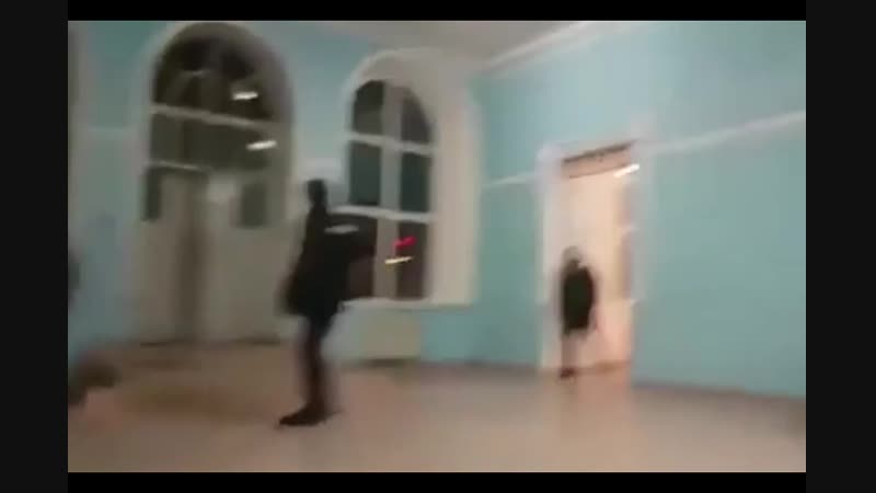 В башкирии доблестные стражи порядка сбросили со скамейки на вокзале уснувшего старика