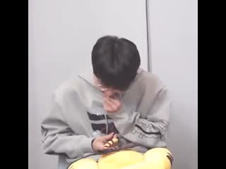 Jeno was spinning the earpiece while laughing so he accidentally hit his teeth 😂😂😂