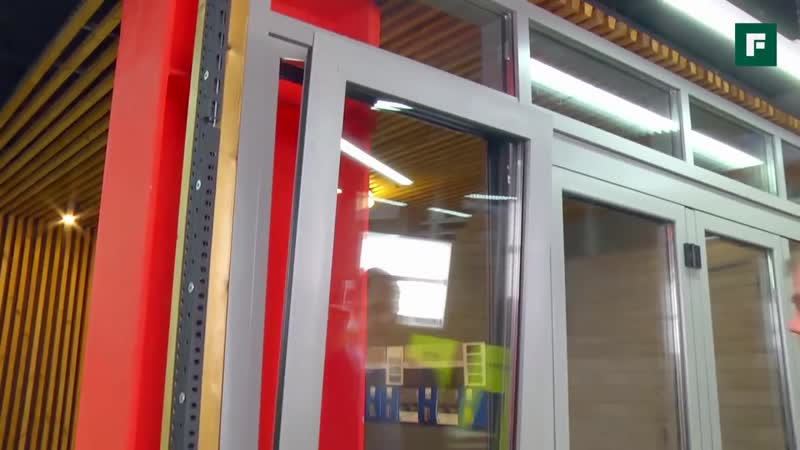 Большие окна в загородном доме, нестандартные створки и сдвижные конструкции