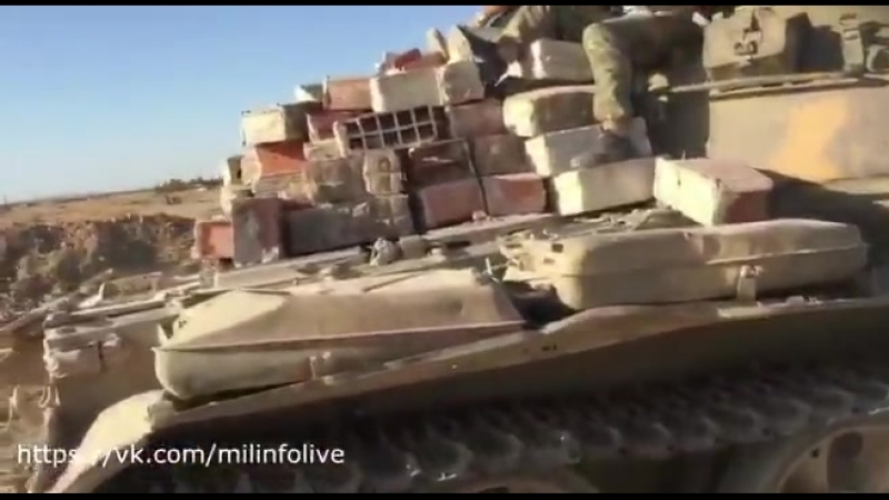 Российские бойцы на танке в сирии перевозят кирпичи