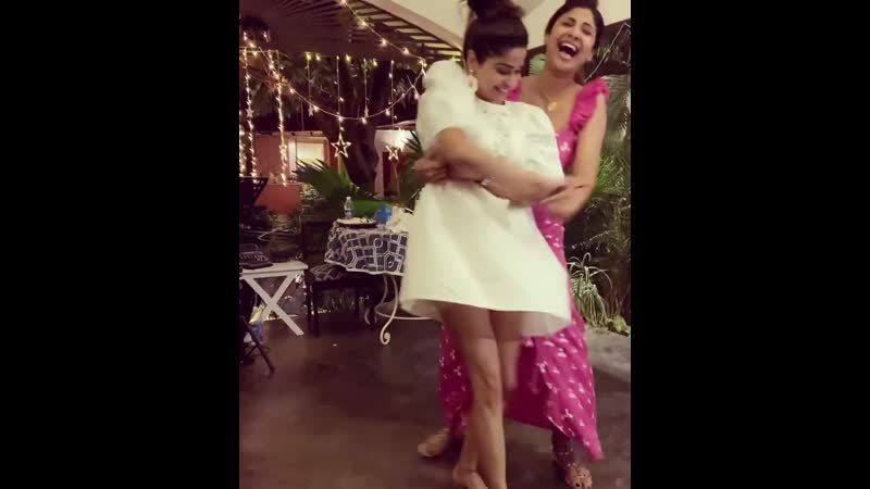 Шилпа и шамита шетти танцуют
