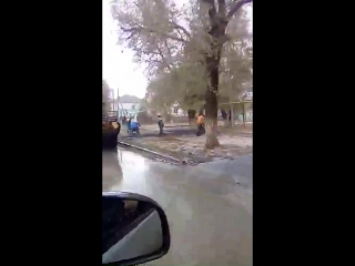 В уральске в лужи укладывают асфальт