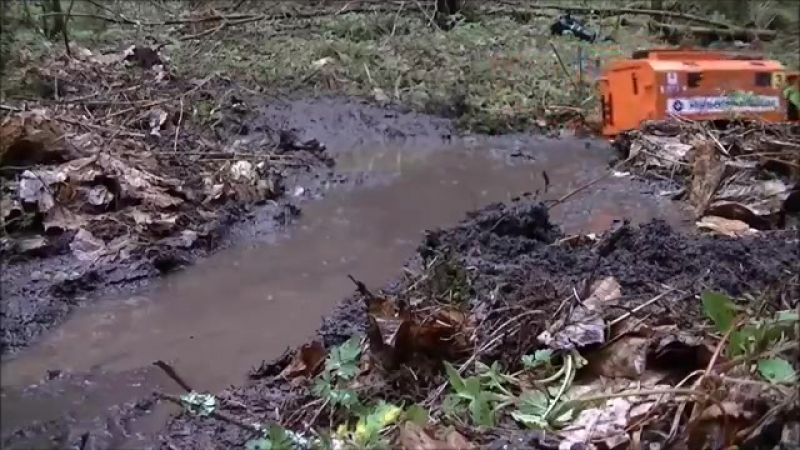 Радиоуправляемые машины урал и камаз гоняют по грязи и бездорожью