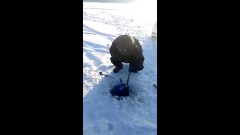 Ржака на рыбалке жесть смешно прикол видео зимняя рыбалка рыба утопили бур