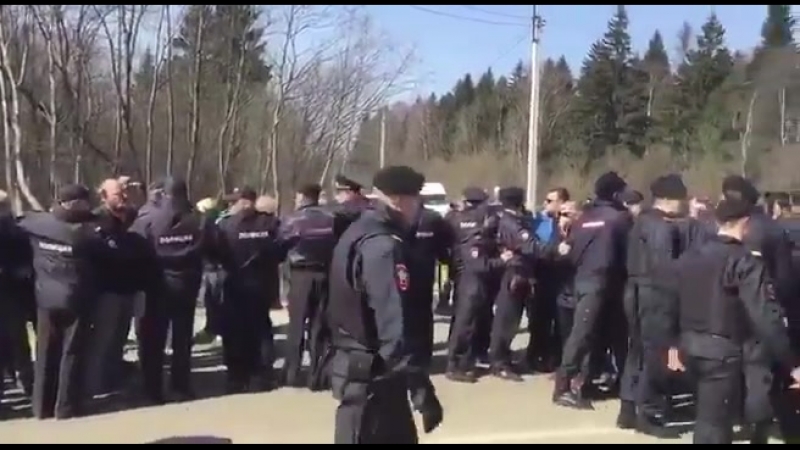 Волоколамск полиция жестко задерживает местных жителей, которые против того, чтобы их дет