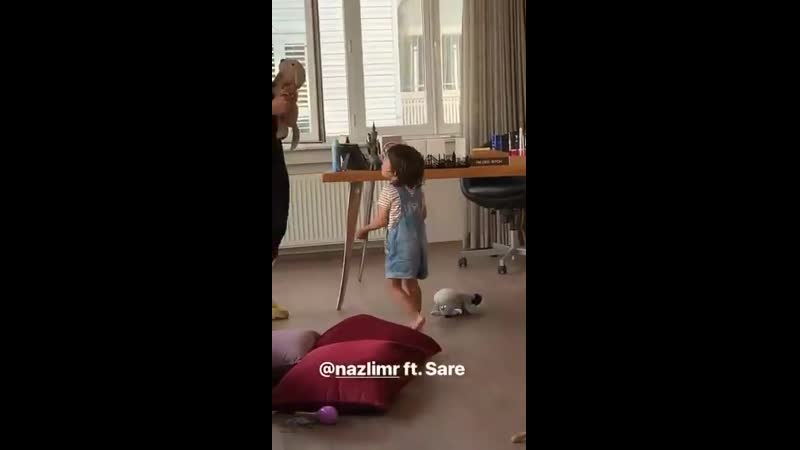 تحديث جديد لنسليهان عبر الستوري من مكتب مديرة اعمالها مع صديقتهاnazlı وبنت مديرة اعمالها sara neslihanatagul neslihanatagül