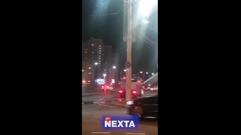 Женщина с сумкой прогоняет водомет на каменной горке