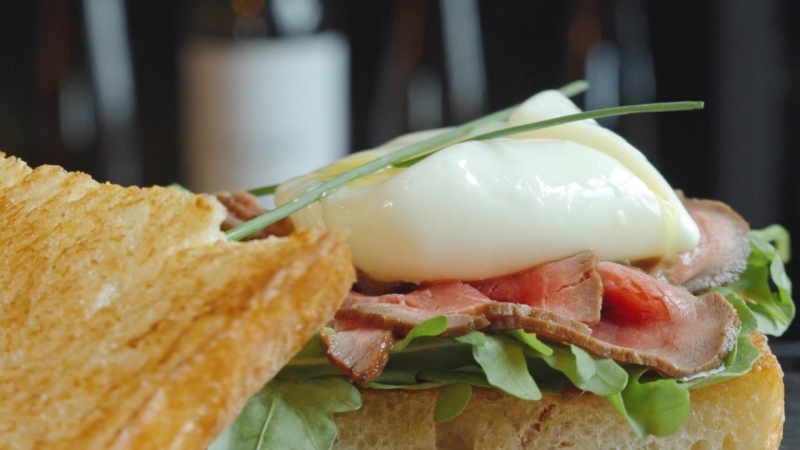 Чиабатта с ростбифом и яйцом пашот