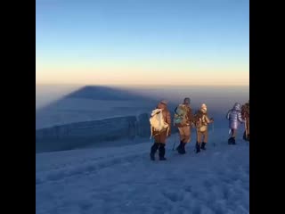 The sunrise high on kilimanjaro is pretty spectacular video dari @iantaylortr ( 750 x 750 ) mp4