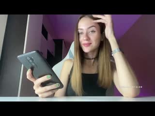Olia стройна девушка показывает маленькую, но красивую грудь
