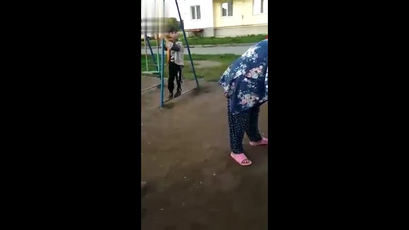 В деревне бегуницы стук качелей помешал столетней бабушке её младшие подруги решили проблему радикально спилили их