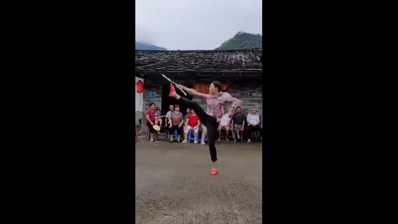 Девушка с парными нунчаками