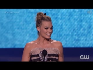 ↳ margot robbie recebendo o prêmio de melhor atriz em comédia no critics choice awards (11 o1 2o18) ― jgbr