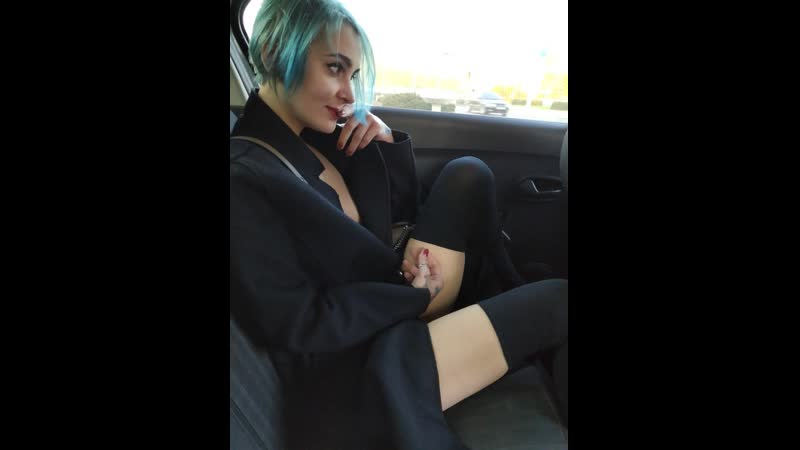 Лижет общественный туалет и маструбирует