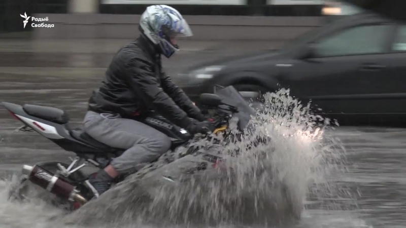 Моцная залева ў менску паралізавала аўтамабільны рух