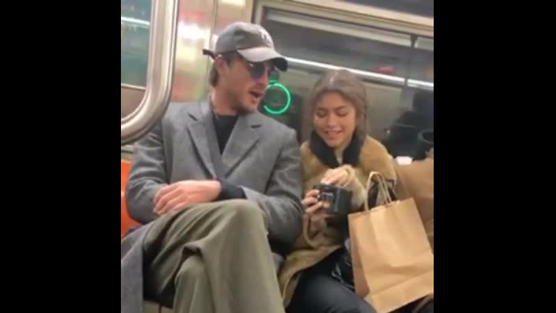 Зендая и джейкоб элорди в нью йоркском метро