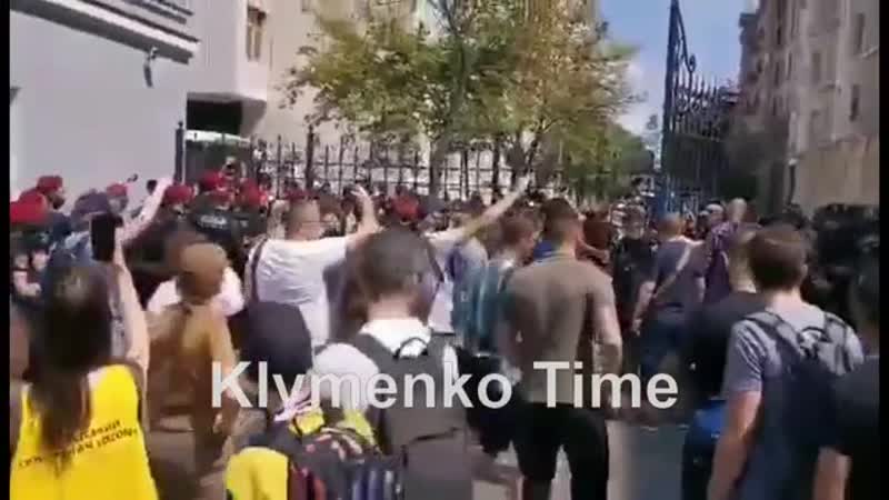 Под офисом президента сейчас, кстати, своя атмосфера