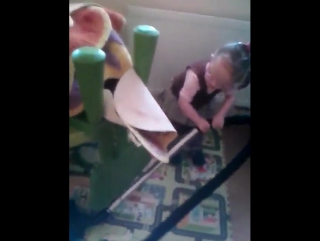 Ксюша пылесосит