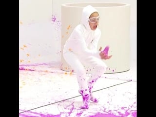 Could you catch a paint balloon & stay clean? 😳 get messy with #keepitspotless! 🎈