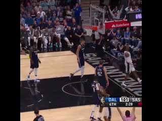 Kristaps is gonna drive rick carlisle into retirement with plays like this